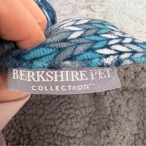 BERKSHIRE PET COLLECTION Blue and Gray Patterned fleece Dog Sweater size medium - Picture 10 of 12